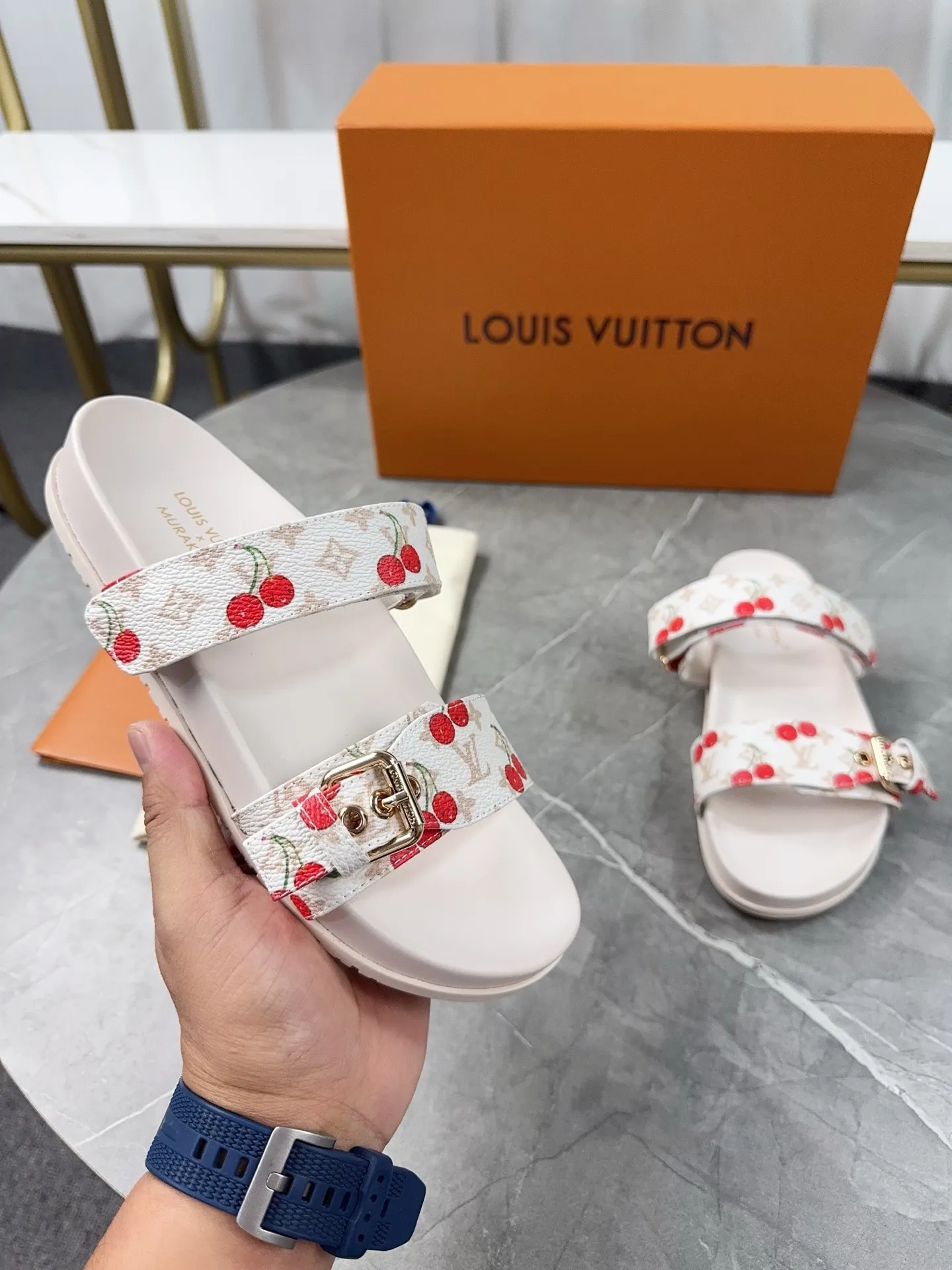 👟👟Ex-factory price 400👟👟 LV2025 spring and summer new slippers🌟The belt buckle is adjustable and elastic design, full of beach style, original molded LV metal logo decoration, fashionable and beautiful, super versatile🤳🏻Cow leather upper/custom imported jacquard fabric/original old flower leather material, water-dyed sheepskin lining (water platform + rubber sole) three-layer combination outsole 🔶Size: Female 35-43 Male: 38-46